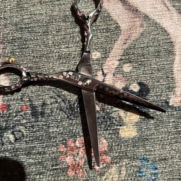 Washi Beauty Black Rosebud Shear 5.5” Right Hand Jeweled Handles - Picture 5 of 7